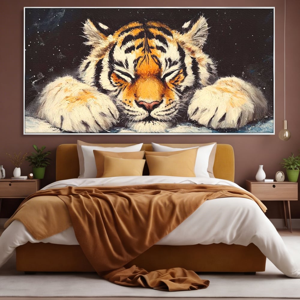Tablou canvas cu tablou canvas cu pui de tigru dormind, in rama de aluminiu argintiu, pe perete intr-un dormitor
